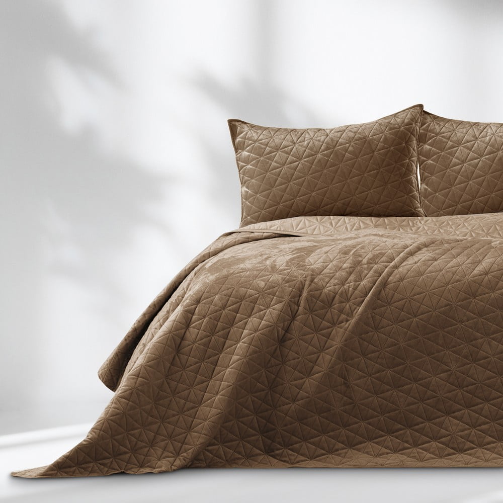 Világosbarna bársony steppelt ágytakaró 240x260 cm Laila – Restilo